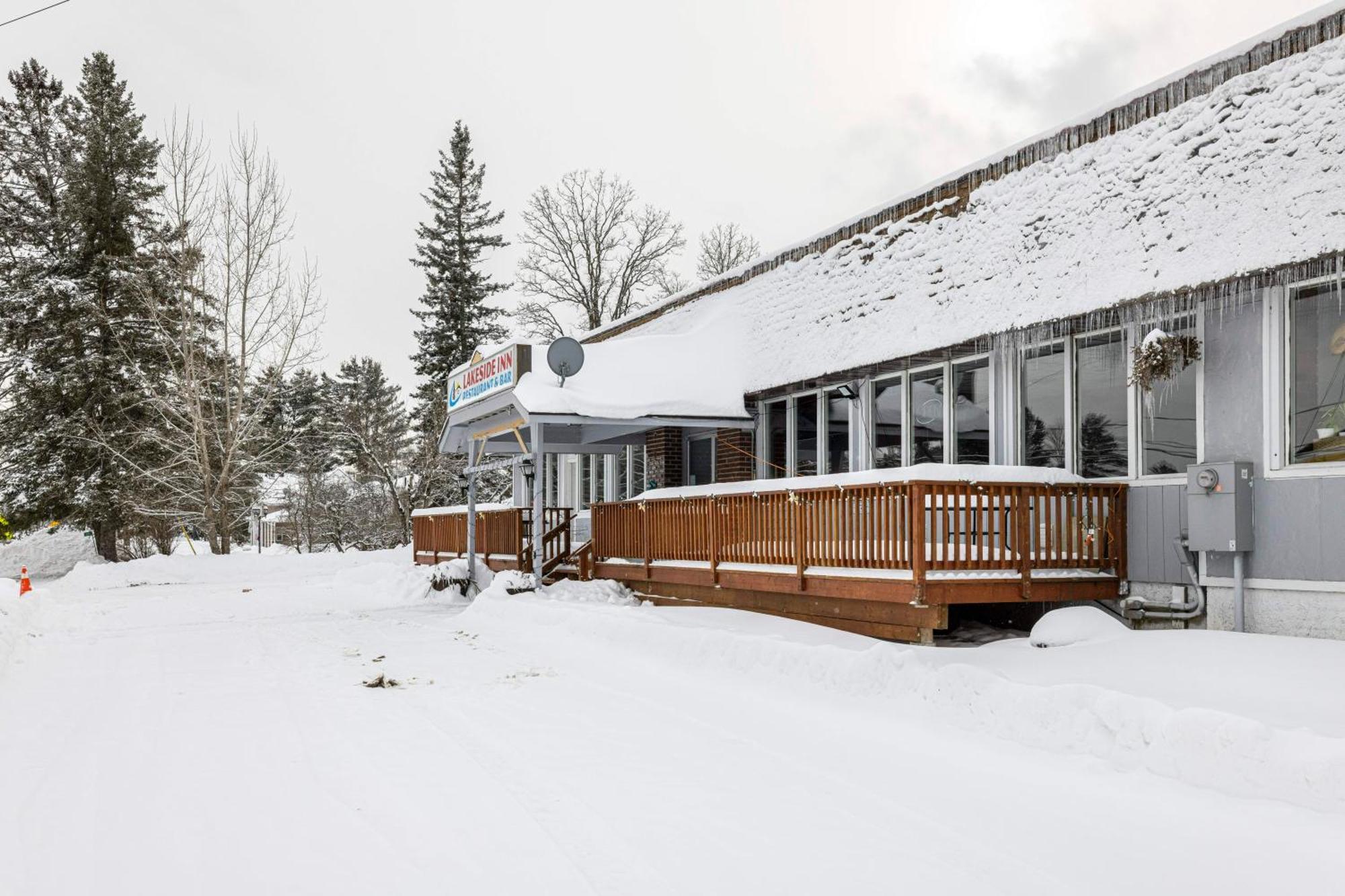 Lakeside Inn Cloyne Екстериор снимка
